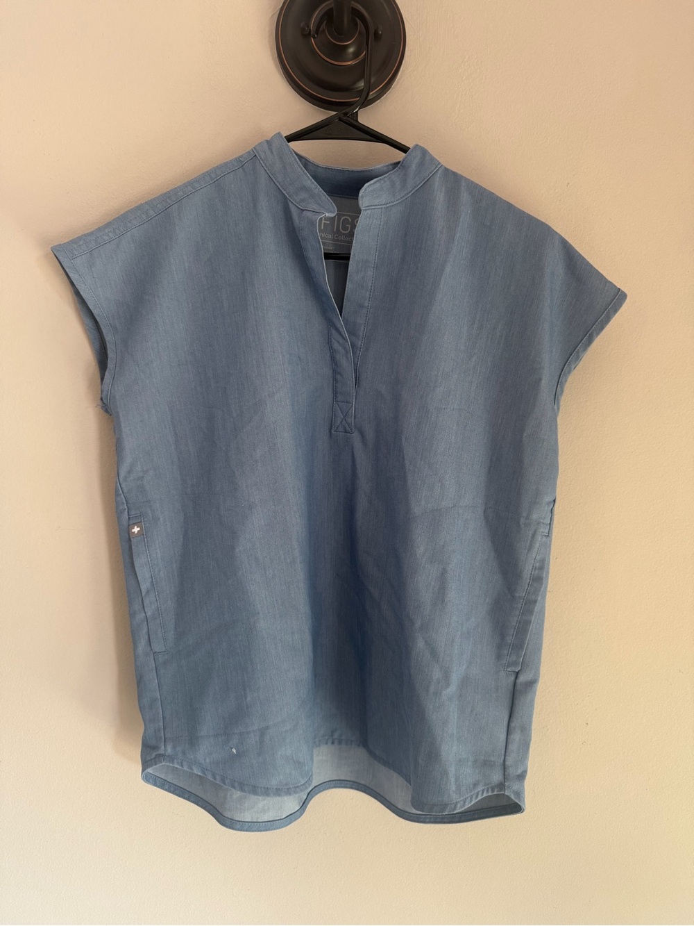 FIGS Technical Collection Light Blue Denim Look Short Sleeve Scrub Top XXS